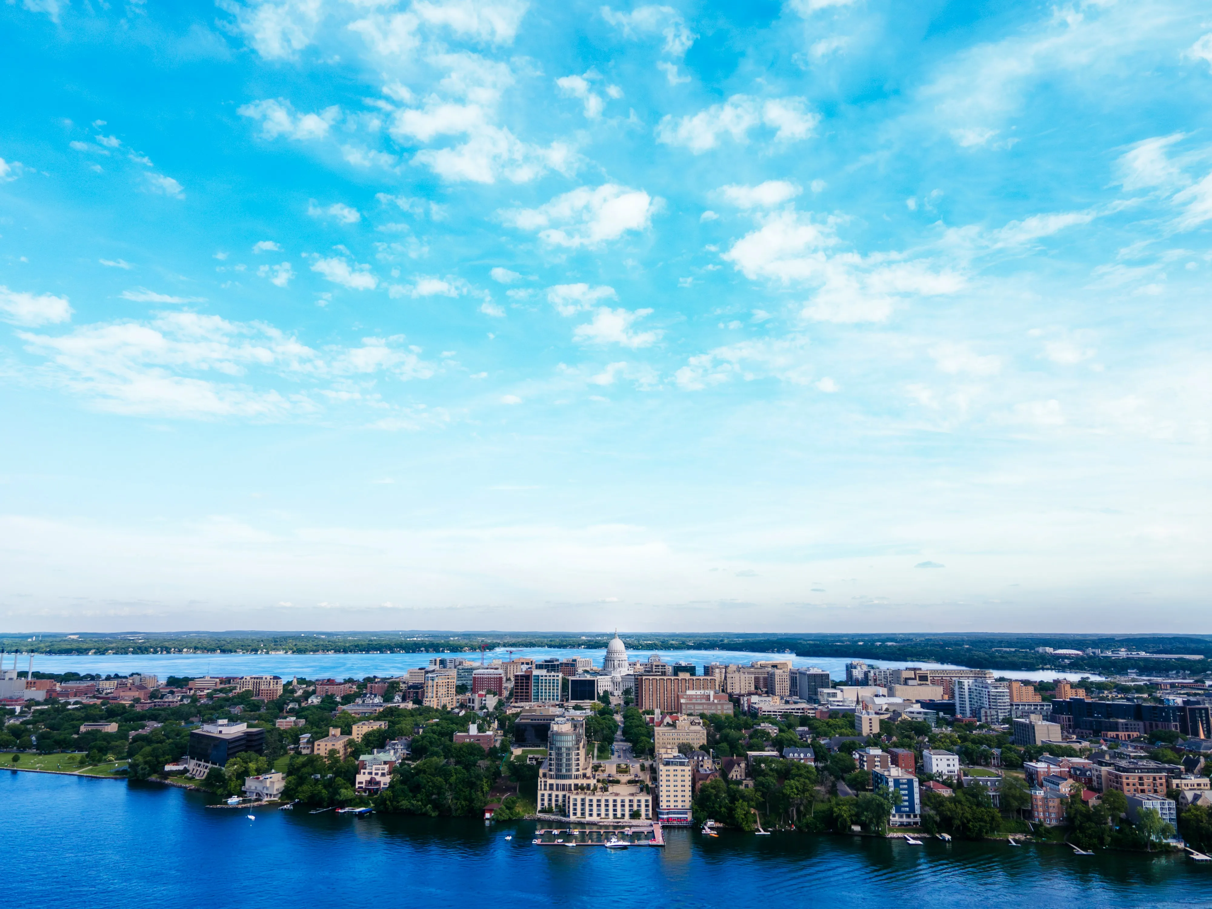 Vista aérea del centro de Madison y el Capitolio estatal entre los lagos Mendota y Monona